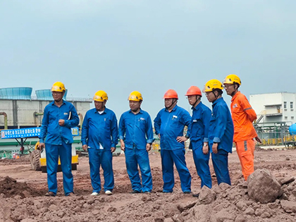 瀘天化股份公司總經(jīng)理傅利才一行到化工園區(qū)新項目施工現(xiàn)場指導(dǎo)工作