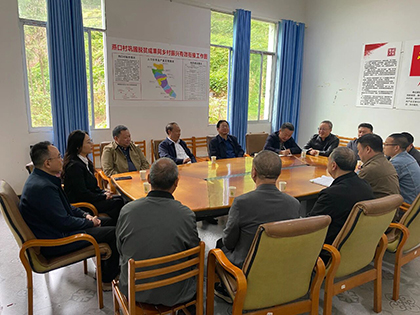 瀘天化股份公司黨委書記廖廷君率隊赴合江縣燕口村調研